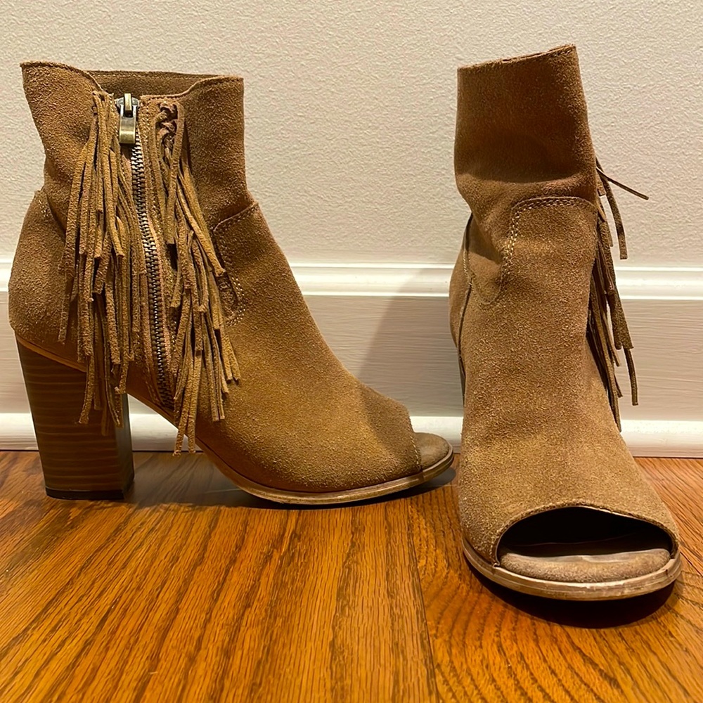 Size 7 light tan suede. Open toe. Fringe booties.